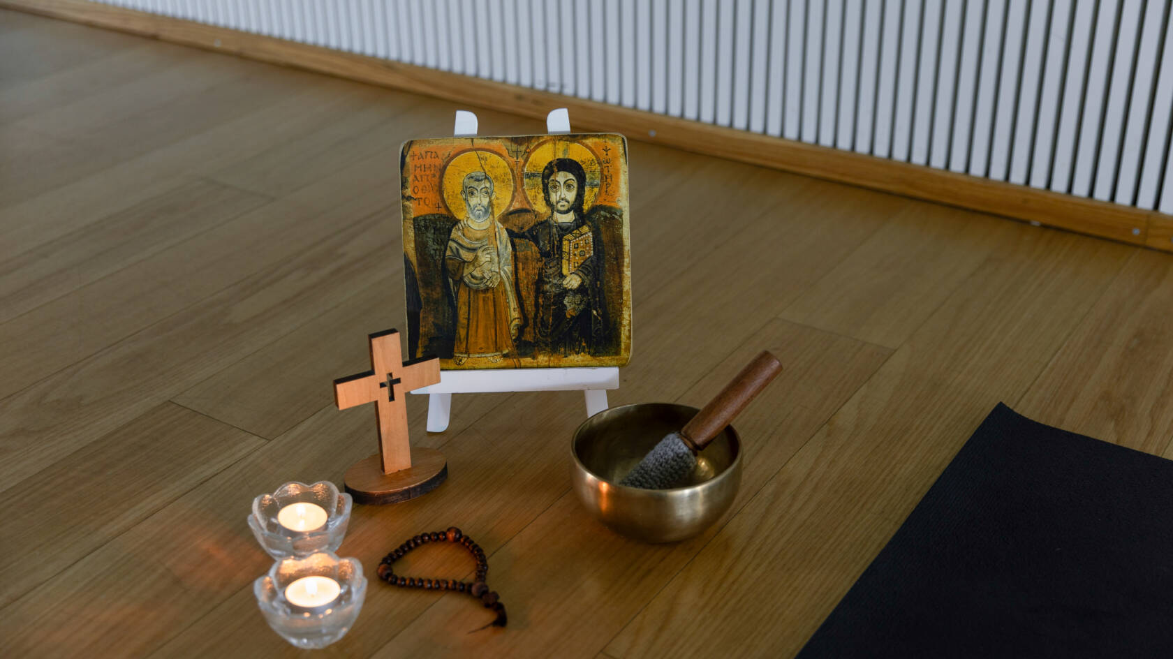 Ikoni, kynttilä ja äänimalja