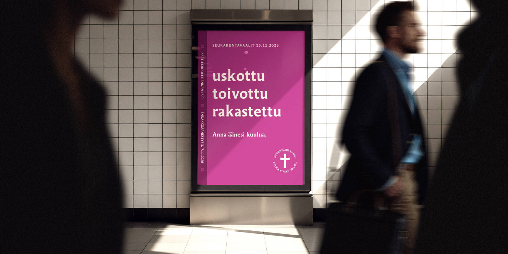 Valotaulu kadulla, jossa vaaleihin liittyvää sanoitusta