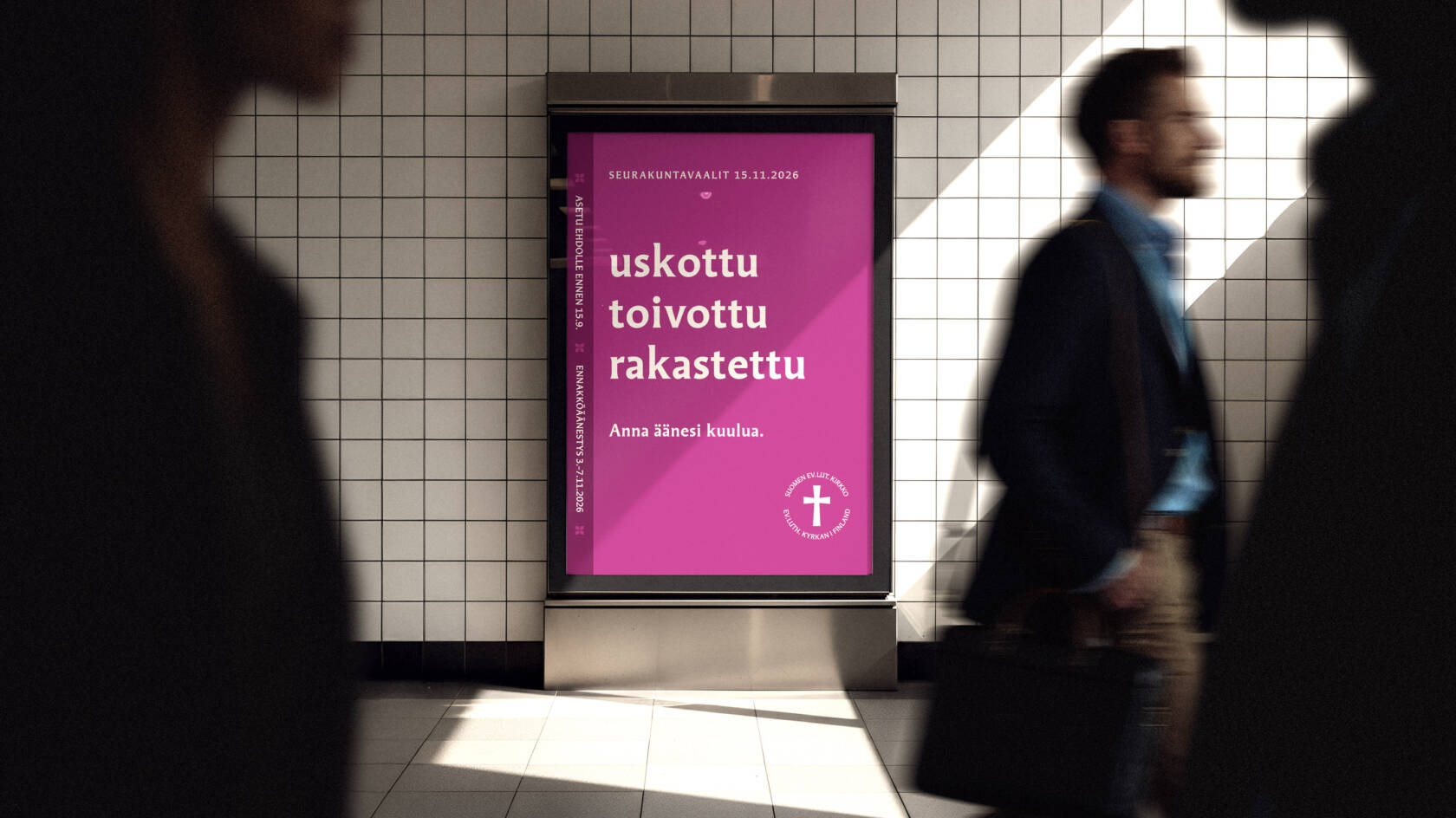 Valotaulu kadulla, jossa vaaleihin liittyvää sanoitusta