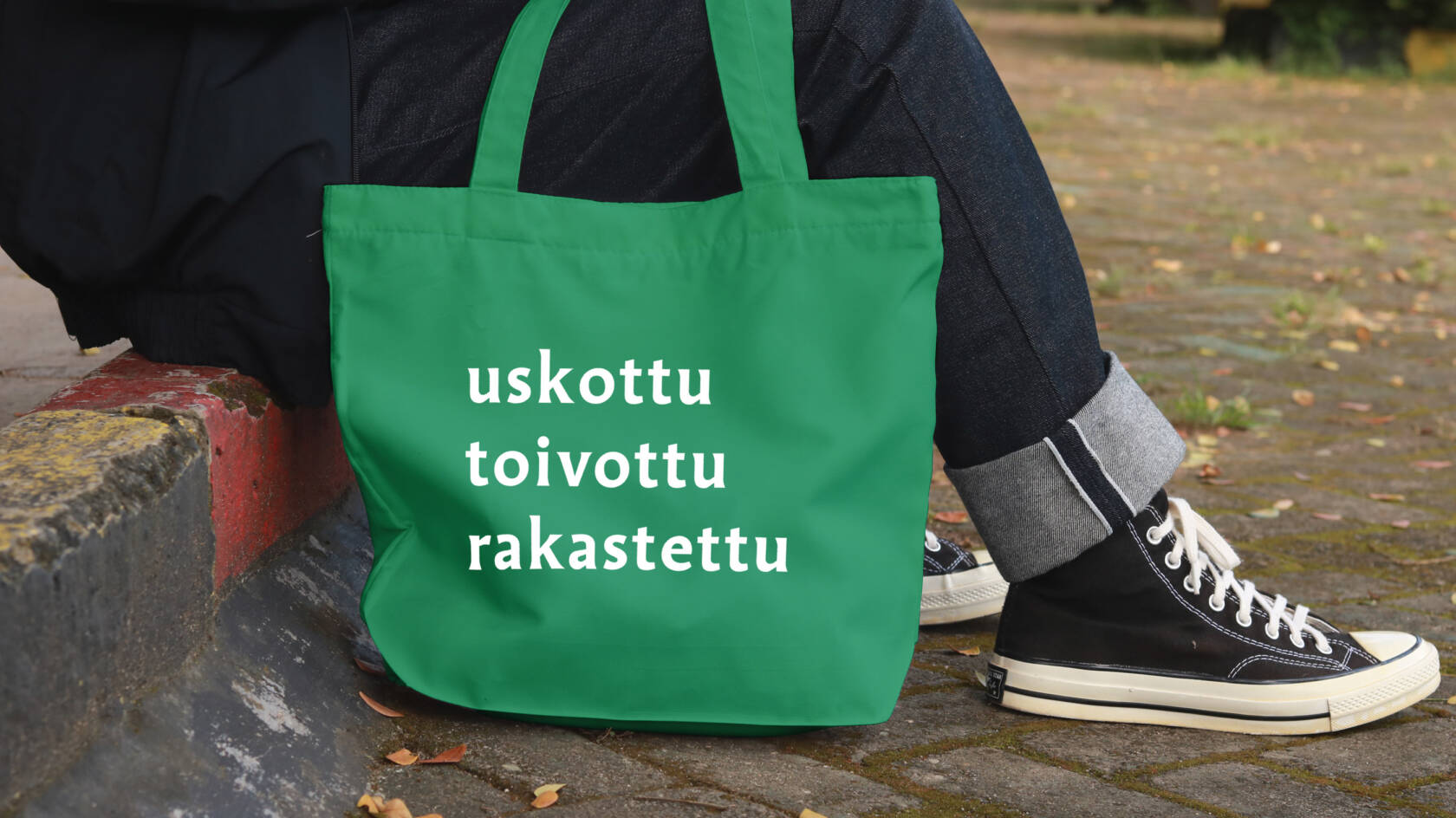 Vihreä kassi, jossa vaaleihin liittyvää sanoitusta
