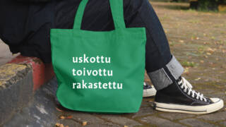 Vihreä kassi, jossa vaaleihin liittyvää sanoitusta