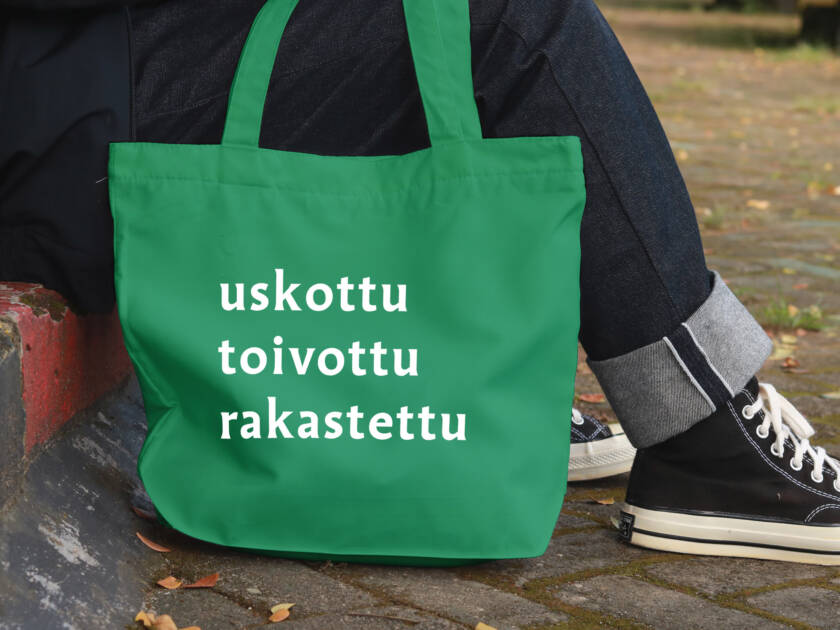 Vihreä kassi, jossa vaaleihin liittyvää sanoitusta