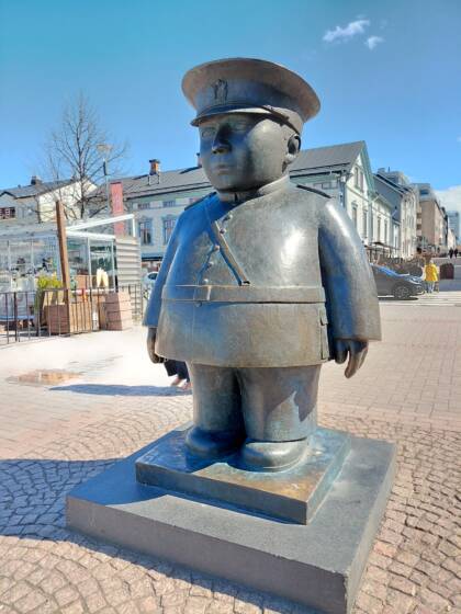 Kuvassa metallinen toripoliisi patsas.