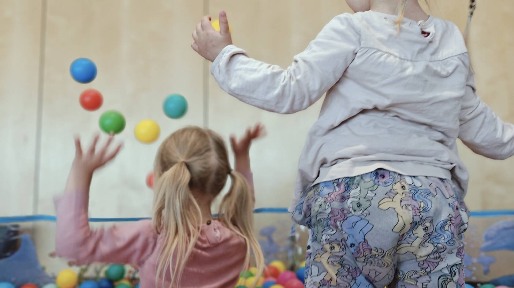 Lapset pallomeressä