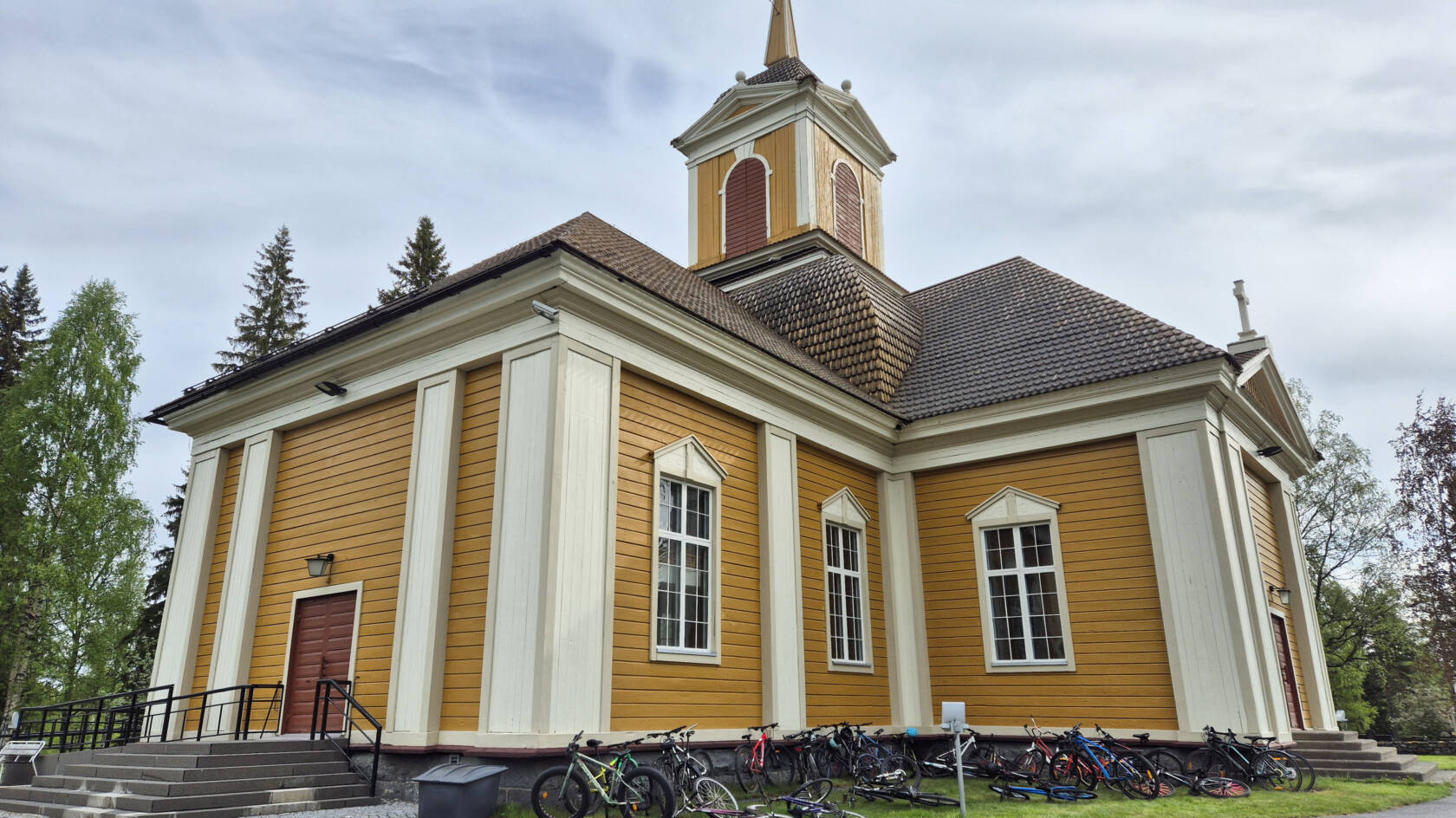 Ylikiimingin kirkko, jonka edessä on paljon polkupyöriä.