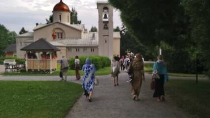 Valamon Kristuksen kirkastumisen kirkko ja pyhiinvaeltajia