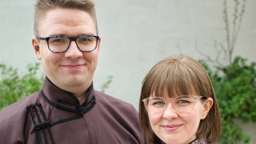 Kuvassa Janne Henriksson vasemmalla ja Ella Henriksson oikealla, taustalla viherkasveja