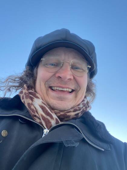 Tuomo Kinnunen sinistä taivasta vasten
