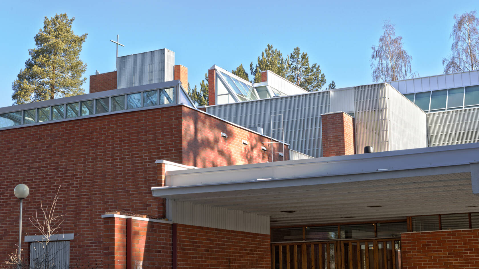 Pyhän Tuomaan kirkon yläosa, johon paistaa aurinko.