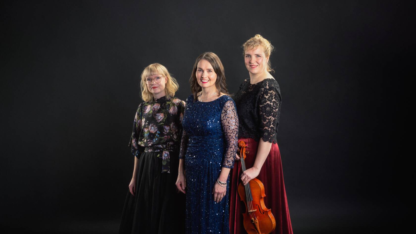 Kuvassa kolme muusikkoa, Laura, Marjukka ja Maria